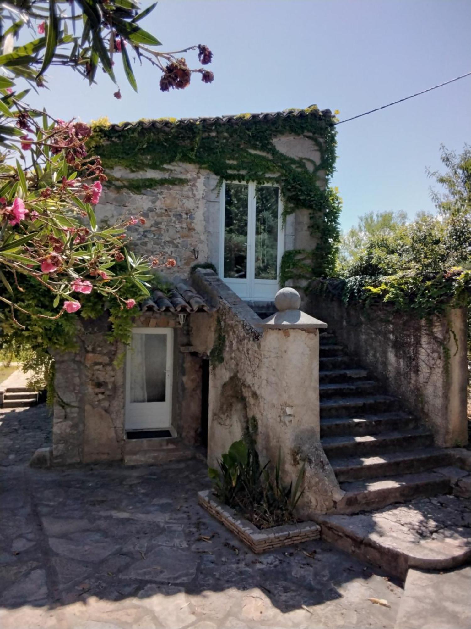 Le Domaine Du Soulier -Gite Et Chambres D'Hotes - La Maison Du Gardien Tornac Exterior photo